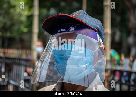 Barasat, Inde. 30 avril 2021. Un homme portant un masque attend dans une file d'attente pour être vacciné à l'hôpital général de l'état de Barasat dans le cadre de la deuxième vague mortelle de COVID-19. L'Inde serait à court de vaccins Covid-19, tout comme une deuxième vague virulente continue de dévaster le pays, menaçant les gouvernements de développer le programme de vaccination d'ici le week-end pour tenter de freiner la propagation du virus. Crédit : SOPA Images Limited/Alamy Live News Banque D'Images