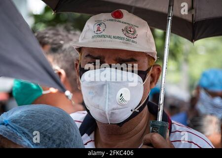 Barasat, Inde. 30 avril 2021. Un homme portant un masque attend dans une file d'attente pour être vacciné à l'hôpital général de l'état de Barasat dans le cadre de la deuxième vague mortelle de COVID-19. L'Inde serait à court de vaccins Covid-19, tout comme une deuxième vague virulente continue de dévaster le pays, menaçant les gouvernements de développer le programme de vaccination d'ici le week-end pour tenter de freiner la propagation du virus. Crédit : SOPA Images Limited/Alamy Live News Banque D'Images