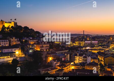 vue nocturne de lisbonne et du château de saint george au portugal Banque D'Images