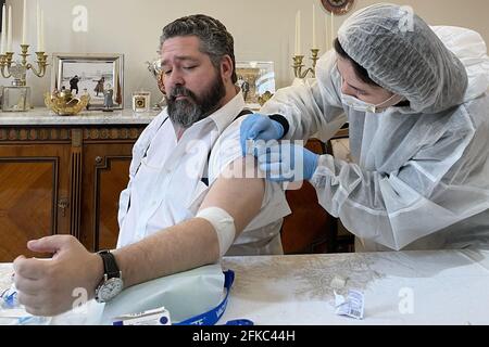 Le Grand-duc George Mikhaïlovich de Russie (Georgi Mikhaïlovich Romanov) reçoit le vaccin Spoutnik, le 29 avril 2021 chez lui à Moscou, RussiaPhoto de David Niviere/ABACAPRESS.COM Banque D'Images