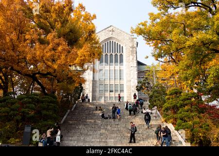 Séoul, Corée du Sud, 6 novembre 2018, Student and Traveler Walk à l'auditorium Welch-Ryang pendant la saison d'automne, université d'Ewha qui est le l mondial Banque D'Images