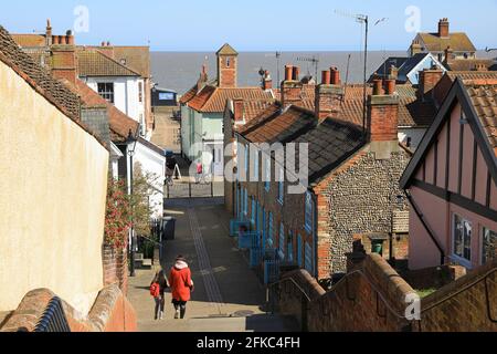 Vue sur la mer, à travers les jolis cottages de la vieille ville d'Aldeburgh, Suffolk, East Anglia, Royaume-Uni Banque D'Images