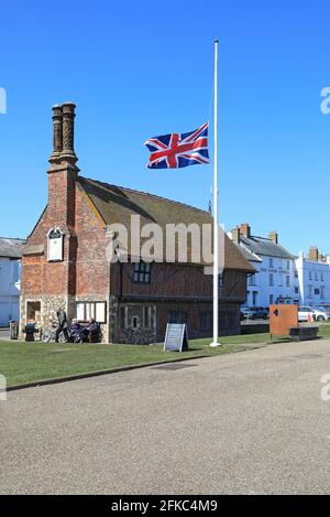 Le Moot Hall du XVIe siècle, qui abrite le musée Aldeburgh, sur la place Market Cross, à Suffolk, East Anglia, Royaume-Uni Banque D'Images