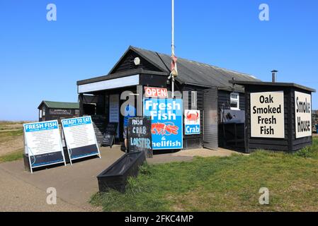 Cabane à poissons frais sur le front de mer d'Aldeburgh, à Suffolk, East Anglia, Royaume-Uni Banque D'Images