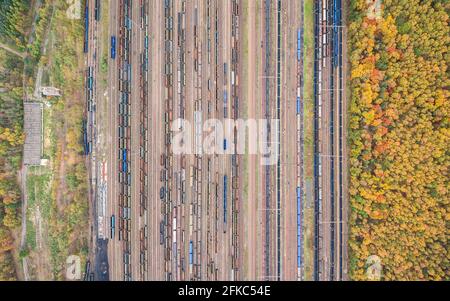 Forêt d'automne et dépôt de chemin de fer vue aérienne de haut en bas Banque D'Images