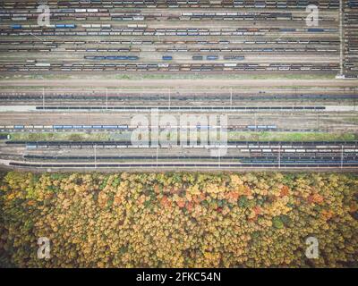 Forêt d'automne et dépôt de chemin de fer vue aérienne de haut en bas Banque D'Images