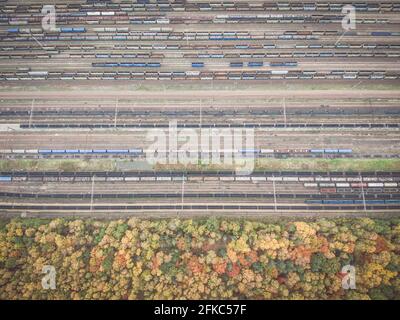 Forêt d'automne et dépôt de chemin de fer directement au-dessus de la perspective vue aérienne Banque D'Images