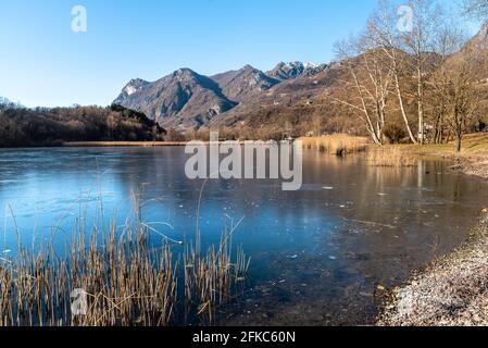 Promenade du petit lac Piano situé à Val Menaggio, immergé dans une réserve naturelle dans la province de Côme, Lombardie, Italie Banque D'Images