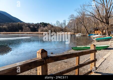 Promenade du petit lac Piano situé à Val Menaggio, immergé dans une réserve naturelle dans la province de Côme, Lombardie, Italie Banque D'Images