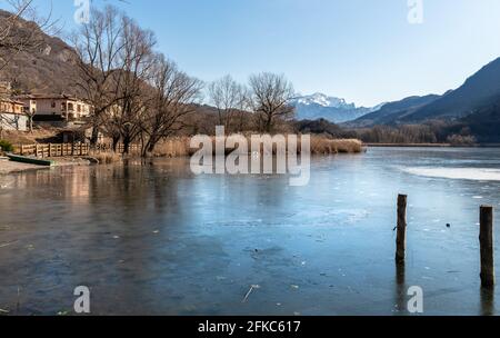 Promenade du petit lac Piano situé à Val Menaggio, immergé dans une réserve naturelle dans la province de Côme, Lombardie, Italie Banque D'Images