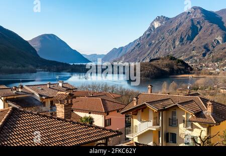 Vue sur le petit lac Piano situé à Val Menaggio, immergé dans une réserve naturelle dans la province de Côme, Lombardie, Italie Banque D'Images