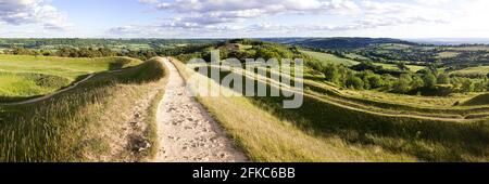 Vue panoramique sur S depuis certains des remparts et fossés défensifs de la colline de l'âge de fer sur Painswick Beacon, Gloucestershire, Royaume-Uni Banque D'Images