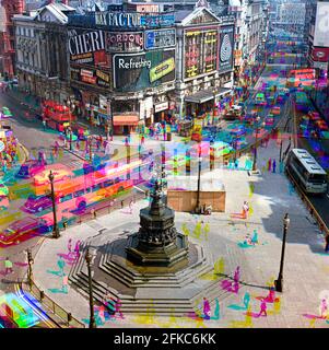 Piccadilly Circus, Londres en 1971 - l'image a été prise sur trois négatifs noir et blanc grâce à des filtres de séparation des couleurs RVB Banque D'Images