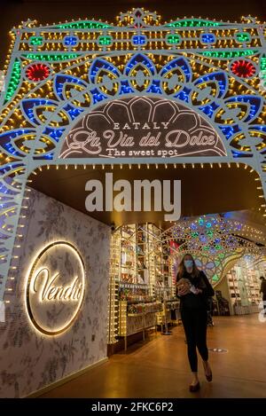 Londres, Royaume-Uni. 30 avril 2021. L'entrée colorée de la section des sucreries, Eataly London, s'ouvre à Bishopsgate. L'immense magasin est le premier à ouvrir ses portes au Royaume-Uni et rejoint 42 autres pays dans le monde entier pour célébrer la cuisine italienne avec des comptoirs alimentaires, des laboratoires de production, des restaurants et un marché ouvert pour les clients qui participent à une expérience innovante en matière de restauration et de boissons. Crédit : Stephen Chung/Alay Live News Banque D'Images