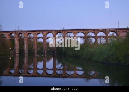 Viaduc dans le sud de l'Allemagne au crépuscule avec ciel clair Banque D'Images