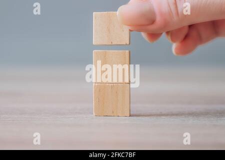 Blocs de bois à disposition à la main. Croissance de l'entreprise, succès, concept de processus. Blocs de bois vierges sur fond de bois Banque D'Images