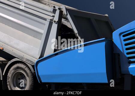 Camion à benne basculante avec finisseur asphalté chargé de goudron machine sur le chantier de construction de routes Banque D'Images