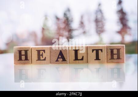 Santé de mot sur des cubes de bois avec réflexion de miroir Banque D'Images