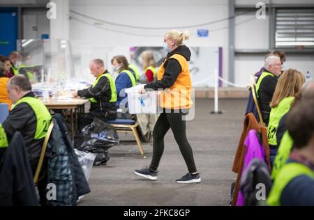 Le personnel des élections du Conseil de la ville d'Édimbourg, au Royal Highland Centre, à Édimbourg, vérifie les premiers votes postaux retournés au directeur du dépouillement avant l'élection du Parlement écossais 2021. Date de la photo: Vendredi 30 avril 2021. Banque D'Images