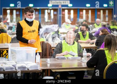 Le personnel des élections du Conseil de la ville d'Édimbourg, au Royal Highland Centre, à Édimbourg, vérifie les premiers votes postaux retournés au directeur du dépouillement avant l'élection du Parlement écossais 2021. Date de la photo: Vendredi 30 avril 2021. Banque D'Images