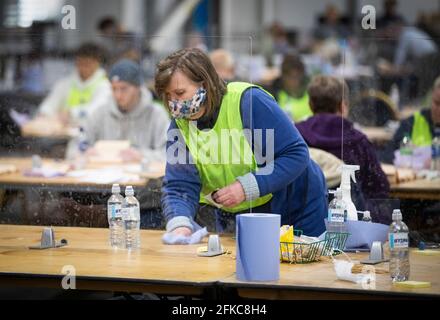 Le personnel des élections du Conseil de la ville d'Édimbourg, au Royal Highland Centre, à Édimbourg, vérifie les premiers votes postaux retournés au directeur du dépouillement avant l'élection du Parlement écossais 2021. Date de la photo: Vendredi 30 avril 2021. Banque D'Images