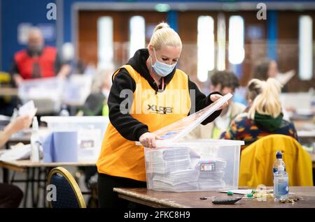 Le personnel des élections du Conseil de la ville d'Édimbourg, au Royal Highland Centre, à Édimbourg, vérifie les premiers votes postaux retournés au directeur du dépouillement avant l'élection du Parlement écossais 2021. Date de la photo: Vendredi 30 avril 2021. Banque D'Images