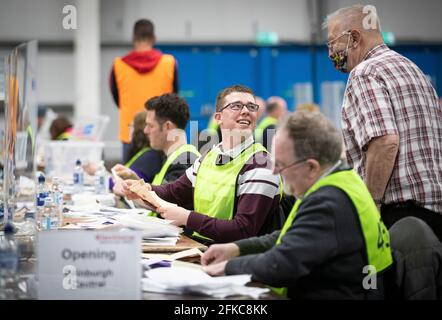 Le personnel des élections du Conseil de la ville d'Édimbourg, au Royal Highland Centre, à Édimbourg, vérifie les premiers votes postaux retournés au directeur du dépouillement avant l'élection du Parlement écossais 2021. Date de la photo: Vendredi 30 avril 2021. Banque D'Images