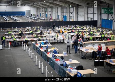 Le personnel des élections du Conseil de la ville d'Édimbourg, au Royal Highland Centre, à Édimbourg, vérifie les premiers votes postaux retournés au directeur du dépouillement avant l'élection du Parlement écossais 2021. Date de la photo: Vendredi 30 avril 2021. Banque D'Images