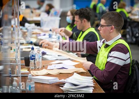 Le personnel des élections du Conseil de la ville d'Édimbourg, au Royal Highland Centre, à Édimbourg, vérifie les premiers votes postaux retournés au directeur du dépouillement avant l'élection du Parlement écossais 2021. Date de la photo: Vendredi 30 avril 2021. Banque D'Images