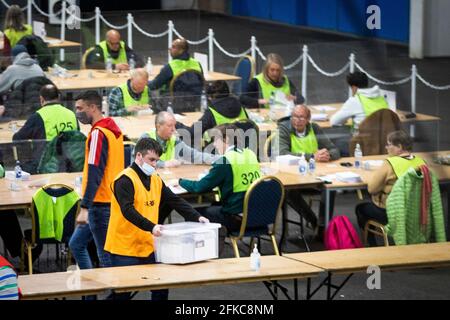 Le personnel des élections du Conseil de la ville d'Édimbourg, au Royal Highland Centre, à Édimbourg, vérifie les premiers votes postaux retournés au directeur du dépouillement avant l'élection du Parlement écossais 2021. Date de la photo: Vendredi 30 avril 2021. Banque D'Images