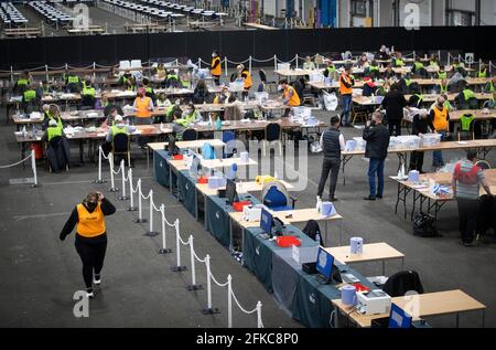 Le personnel des élections du Conseil de la ville d'Édimbourg, au Royal Highland Centre, à Édimbourg, vérifie les premiers votes postaux retournés au directeur du dépouillement avant l'élection du Parlement écossais 2021. Date de la photo: Vendredi 30 avril 2021. Banque D'Images