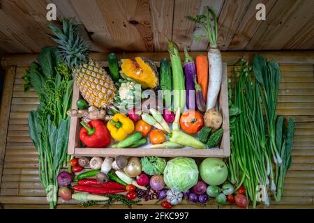 les épices et les différents types de champignons sont placés sur une table blanche avec une scène en bois en arrière-plan. Banque D'Images