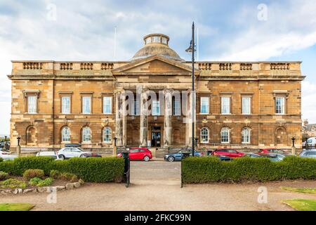 Palais de justice du shérif, vu de Wellington Square, Ayr., Écosse, Royaume-Uni. Le palais de justice est construit au XIXe siècle par l'architecte Robert Wallace Banque D'Images