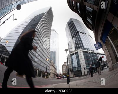 De gauche à droite, la tour Heron est surtout cachée, 100 Bishopsgate, London Skyscraper siège de la Banque Royale du Canada (avec piliers), 99 Bishopsgate, et Boots the Chemist à l'extrême droite Banque D'Images