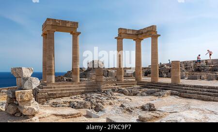 LINDOS, GRÈCE - 10 OCTOBRE 2018 : les ruines des psithyros de stoa à l'acropole de Lindos sur l'île grecque de Rhodes. Banque D'Images