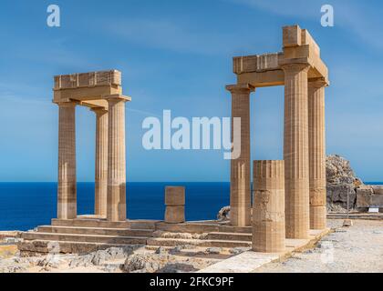 Les ruines des psithyros de stoa à l'acropole de Lindos sur l'île grecque de Rhodes. Banque D'Images