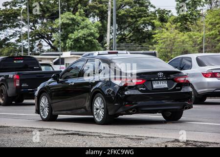 Chiangmai, Thaïlande - Mars 16 2021: Voiture privée Toyota Camry. Sur la route n°1001, à 8 km du quartier des affaires de Chiangmai. Banque D'Images