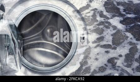 Panne du lave-linge. Lave-linge ouvert dans de l'eau avec espace de copie. Banque D'Images