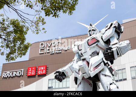 TOKYO, JAPON - 28 avril 2019, RX-0 statue de la licorne Gundam en mode destruction à Diver City plaza Tokyo, Odaiba Banque D'Images