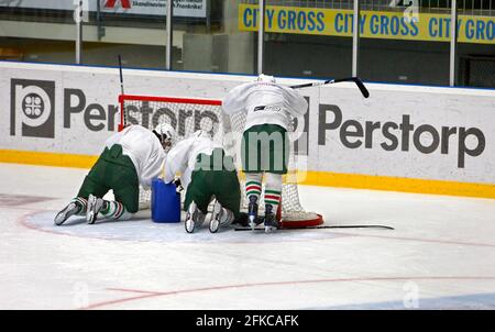 Joueurs de hockey dans l'arène Lindab, Ängelholm, Suède. Rögle BK joue leurs matchs à domicile au hockey ici. Banque D'Images