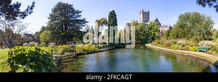 Vue panoramique de la cathédrale de Wells à travers les puits ou les sources qui donnent à la ville son nom, Wells, Somerset Royaume-Uni - cette photo est faite à partir de 9 images. Banque D'Images