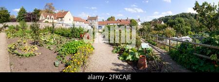 Une vue panoramique du jardin communautaire dans le jardin du Palais épiscopal, Wells, Somerset Royaume-Uni - cette photo est faite à partir de 9 images haute résolution. Banque D'Images