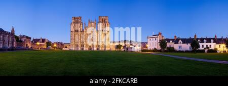 Une vue panoramique de la cathédrale de Wells à travers la Cathédrale verte au crépuscule, Wells, Somerset Royaume-Uni - cette photo est faite à partir de 7 images haute résolution marins Banque D'Images