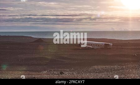 L'épave du dc 3 à la plage de Solheimasandur sur l'islande Banque D'Images