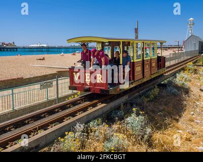 Le Volk’s train électrique sur la plage de brighton, dans l’est du Sussex, au Royaume-Uni. Banque D'Images