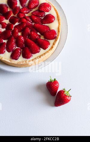 Tarte française aux fraises et crème pâtissière. Banque D'Images