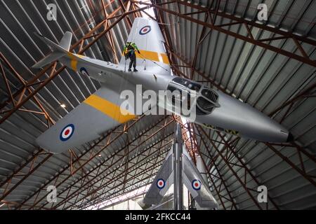 Cosford, Royaume-Uni, 30 avril 2021. Le hangar de l'exposition nationale de la Guerre froide du Musée RAF de Cosford présente un certain nombre d'avions suspendus et de gros avions, dont certains sont à plus de 100 pieds dans l'air. Avec un accès limité ou difficile pour le personnel du musée, un nettoyage annuel de l'avion plus grand et suspendu ainsi qu'une inspection des câbles de suspension sont entrepris par une équipe spécialisée utilisant une combinaison d'accès par câble et de plates-formes mécaniques. Crédit : Paul Bunch/Alay Live News Banque D'Images