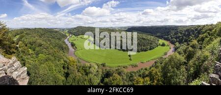 Vue panoramique sur la rivière Wye depuis le point de vue de Symonds Yat, Wye Valley, Herefordshire, Royaume-Uni Banque D'Images