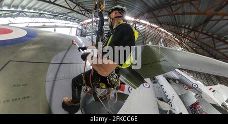 Cosford, Royaume-Uni, 30 avril 2021. Le hangar de l'exposition nationale de la Guerre froide du Musée RAF de Cosford présente un certain nombre d'avions suspendus et de gros avions, dont certains sont à plus de 100 pieds dans l'air. Avec un accès limité ou difficile pour le personnel du musée, un nettoyage annuel de l'avion plus grand et suspendu ainsi qu'une inspection des câbles de suspension sont entrepris par une équipe spécialisée utilisant une combinaison d'accès par câble et de plates-formes mécaniques. Crédit : Paul Bunch/Alay Live News Banque D'Images