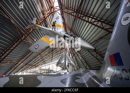 Cosford, Royaume-Uni, 30 avril 2021. Le hangar de l'exposition nationale de la Guerre froide du Musée RAF de Cosford présente un certain nombre d'avions suspendus et de gros avions, dont certains sont à plus de 100 pieds dans l'air. Avec un accès limité ou difficile pour le personnel du musée, un nettoyage annuel de l'avion plus grand et suspendu ainsi qu'une inspection des câbles de suspension sont entrepris par une équipe spécialisée utilisant une combinaison d'accès par câble et de plates-formes mécaniques. Crédit : Paul Bunch/Alay Live News Banque D'Images